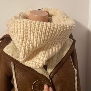 ❄️ 
🧶 Lululemon cream knit scarf falling freely merino wool snood…